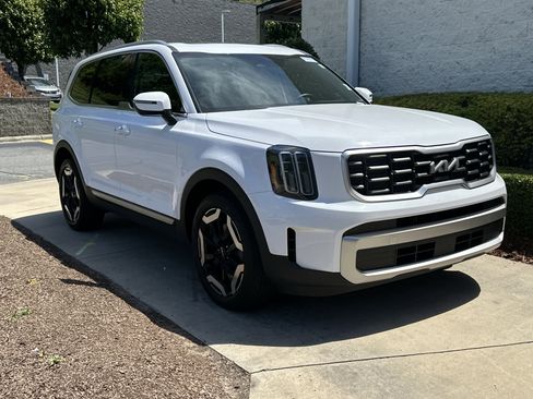 Used 2023 Kia Telluride S w/ S Sunroof Package FWD image 2
