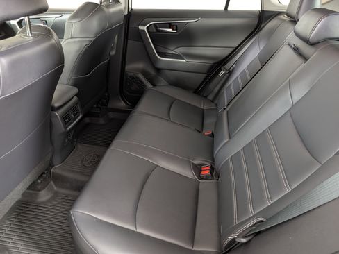 Used 2021 Toyota RAV4 XLE Premium image 32