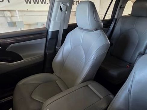 Used 2023 Toyota Highlander Limited image 23