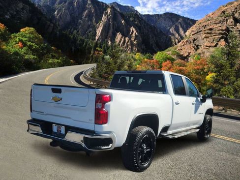 Used 2022 Chevrolet Silverado 2500 LT w/ Convenience Package AWD/4WD image 3