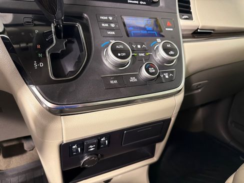 Used 2018 Toyota Sienna XLE image 19