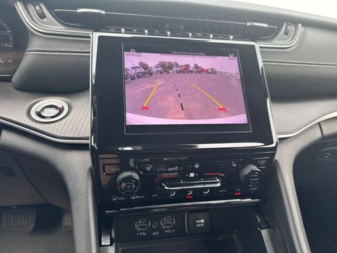 Used 2025 Jeep Grand Cherokee Altitude AWD/4WD image 22