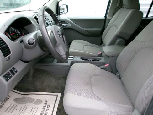 Used 2010 Nissan Frontier SE image 8