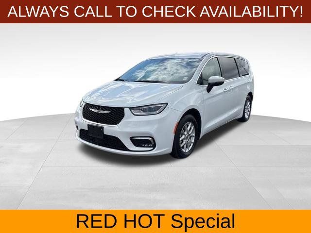 Used 2023 Chrysler Pacifica Touring-L FWD image 3