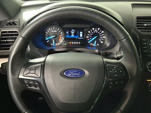 Used 2018 Ford Explorer XLT FWD image 18
