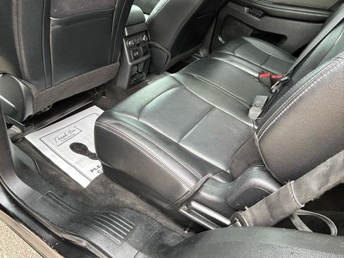 Used 2017 Ford Explorer XLT w/ XLT Technology Feature Bundle AWD/4WD image 9