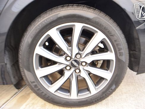 Used 2018 Lincoln Continental Premiere image 32