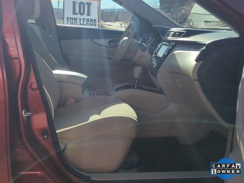 Used 2015 Nissan Rogue SV w/ SV Premium Package image 16