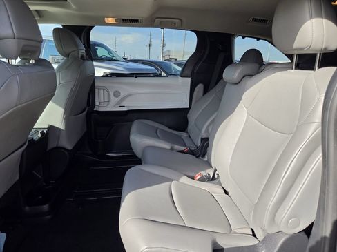 Used 2026 Toyota Sienna XLE FWD image 30