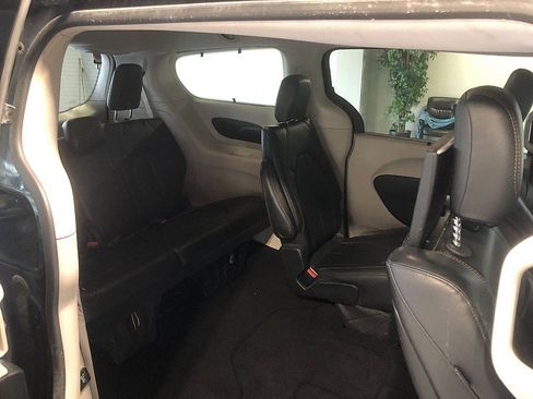 Used 2018 Chrysler Pacifica Touring-L Plus FWD image 20