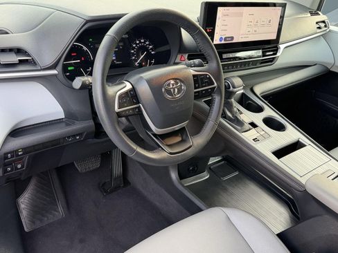 Used 2025 Toyota Sienna XLE FWD image 4