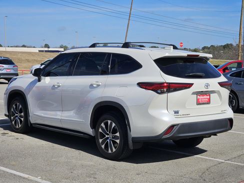 Used 2021 Toyota Highlander XLE image 4