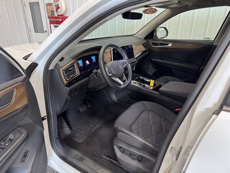 Used 2024 Volkswagen Atlas SE AWD/4WD image 6