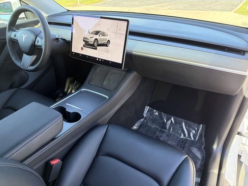 Used 2022 Tesla Model Y Long Range image 36