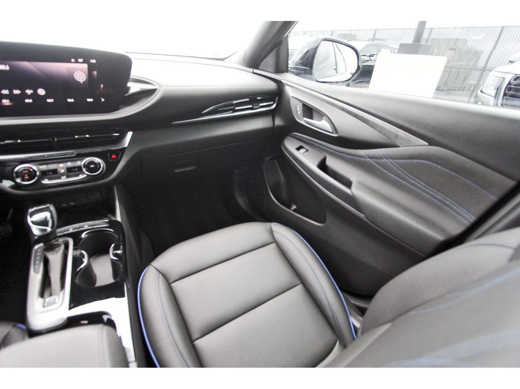 Used 2025 Buick Envista Sport Touring w/ Convenience I Package FWD image 10