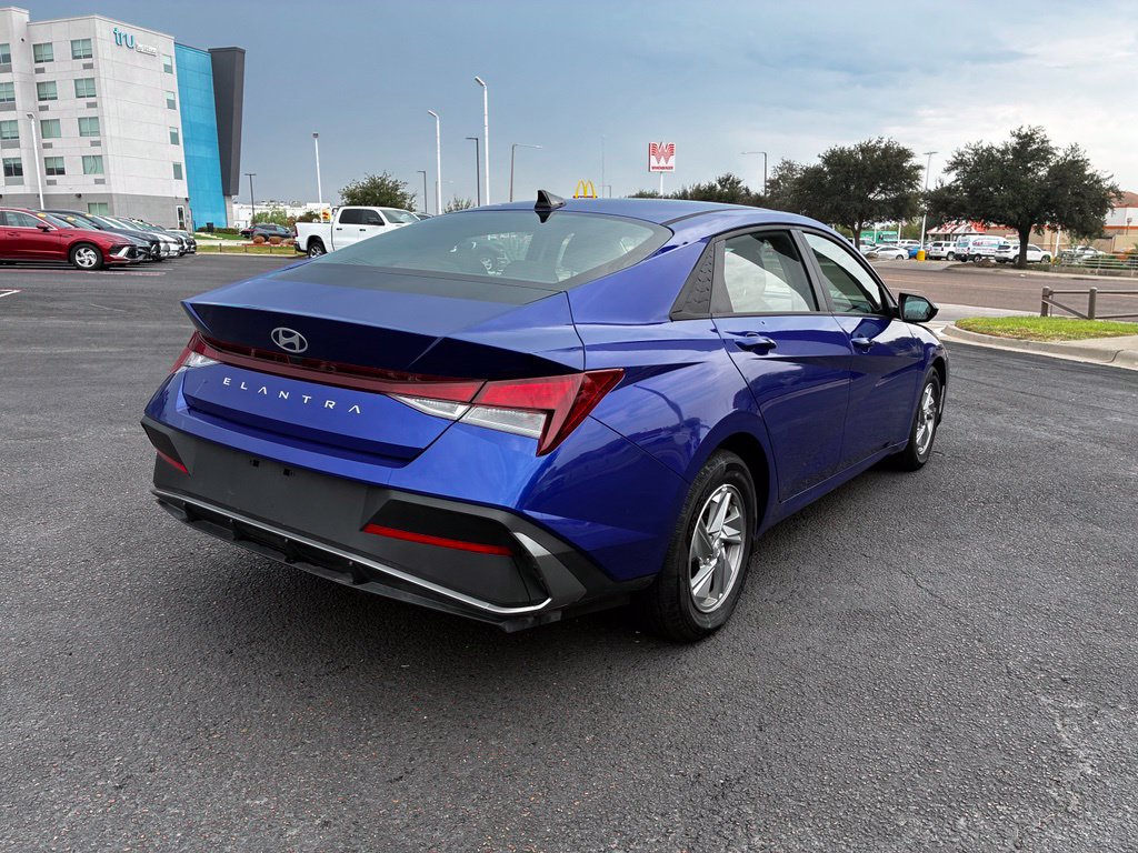 Used 2025 Hyundai Elantra SE FWD image 5
