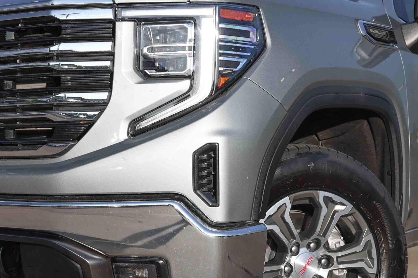Used 2025 GMC Sierra 1500 SLT AWD/4WD image 11