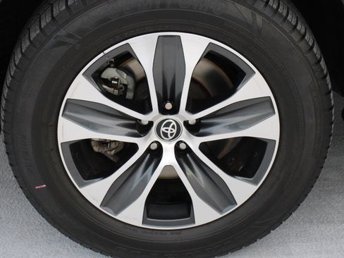 Used 2022 Toyota Highlander XLE image 9