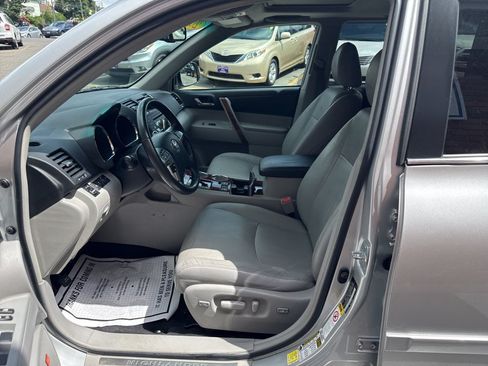 Used 2012 Toyota Highlander Limited w/ Tow Pkg AWD/4WD image 16