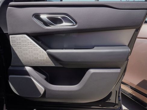 Used 2018 Land Rover Range Rover Velar R-Dynamic SE image 21