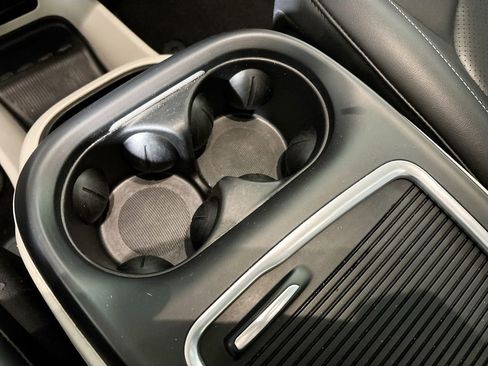 Used 2024 Chrysler Pacifica Select image 15