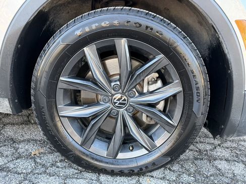 Used 2024 Volkswagen Tiguan SE image 9