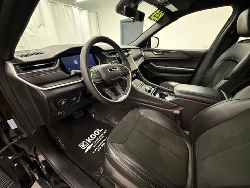 Used 2025 Jeep Grand Cherokee Altitude AWD/4WD image 11