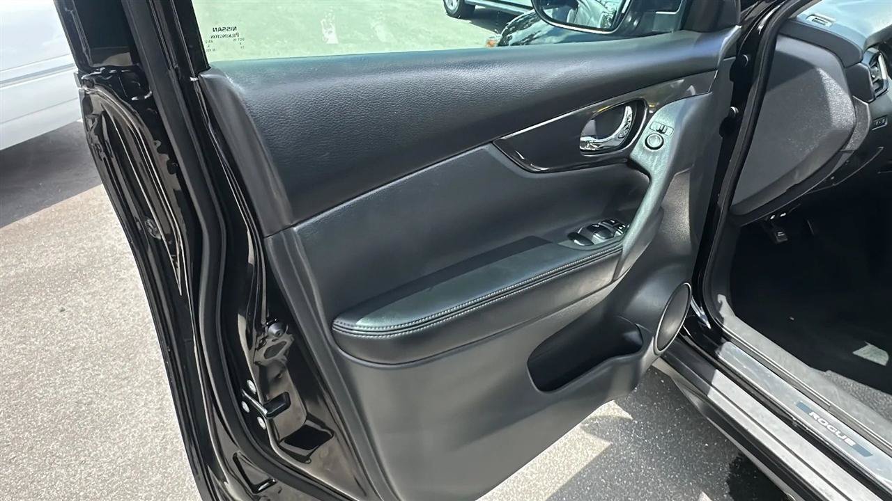 Used 2017 Nissan Rogue SV w/ Midnight Edition FWD image 17