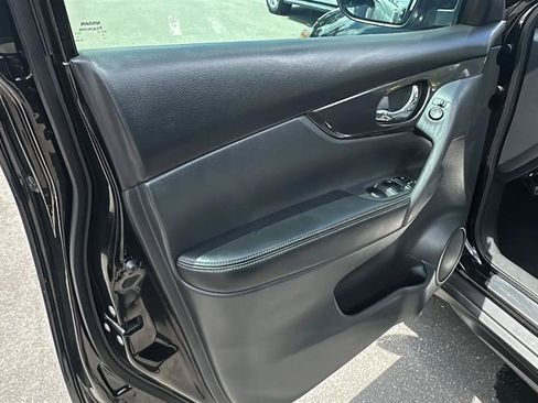 Used 2017 Nissan Rogue SV w/ Midnight Edition FWD image 17