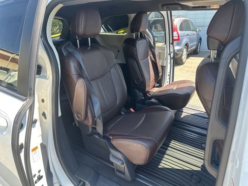 Used 2023 Toyota Sienna Platinum AWD/4WD image 28