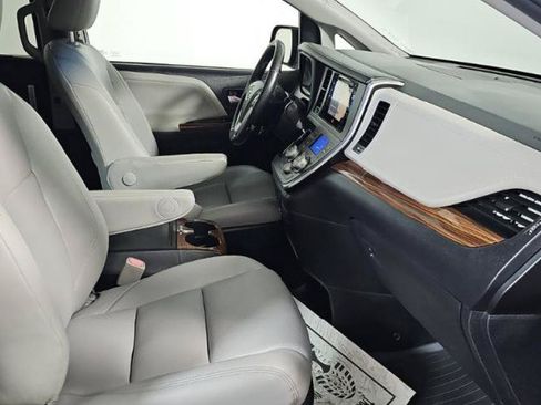 Used 2017 Toyota Sienna Limited Premium FWD image 8
