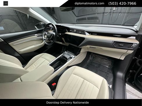Used 2021 Audi e-tron Premium w/ Towing Package image 19