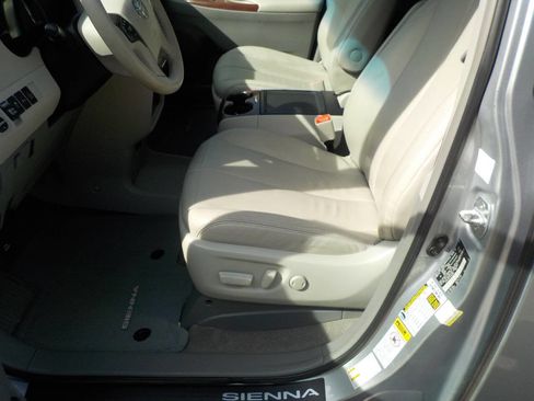 Used 2014 Toyota Sienna XLE AWD/4WD image 11
