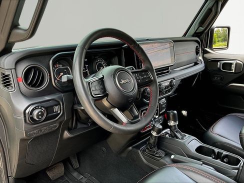 Used 2024 Jeep Gladiator Rubicon AWD/4WD image 16