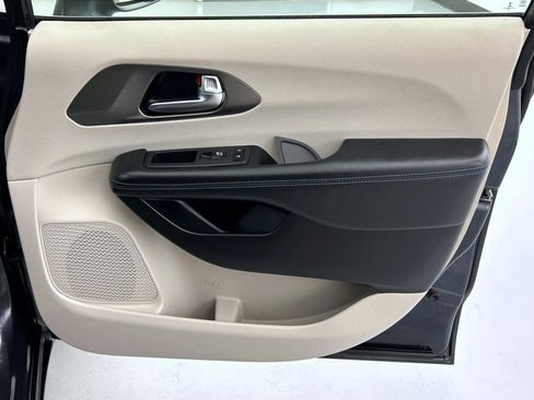 Used 2021 Chrysler Pacifica Touring-L FWD image 16