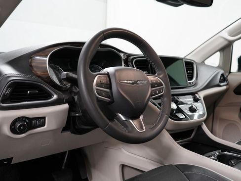 Used 2023 Chrysler Pacifica Limited FWD image 14
