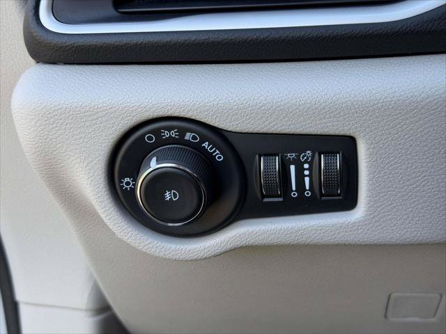 Used 2024 Chrysler Pacifica Touring-L FWD image 21