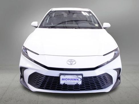 Used 2025 Toyota Camry SE image 9