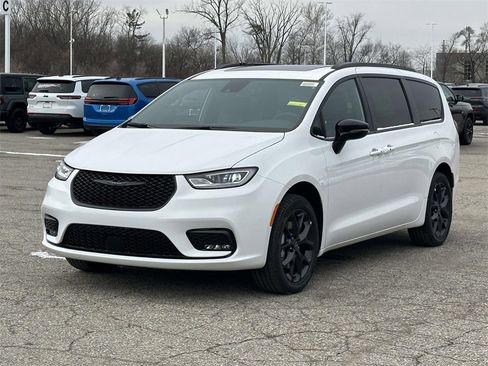 New 2026 Chrysler Pacifica Limited image 6