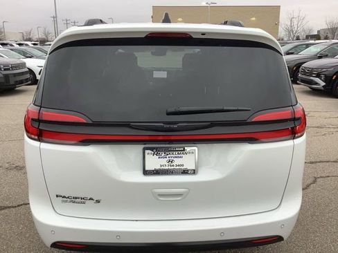Used 2024 Chrysler Pacifica Touring-L w/ Uconnect Theater Family Group image 6