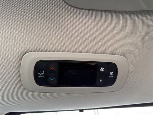 Used 2020 Chrysler Voyager Lxi image 20