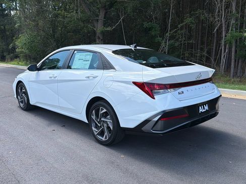 New 2026 Hyundai Elantra Limited FWD image 4