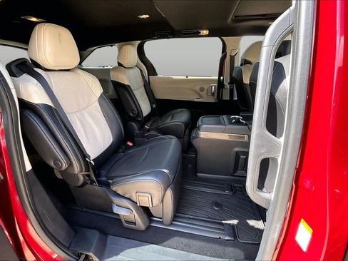 Used 2025 Toyota Sienna Platinum AWD/4WD image 19