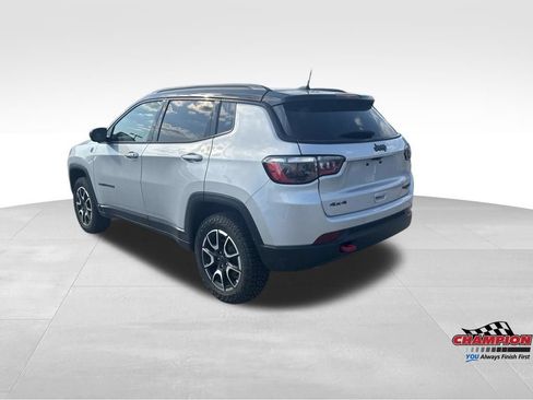 Used 2025 Jeep Compass Trailhawk AWD/4WD image 3