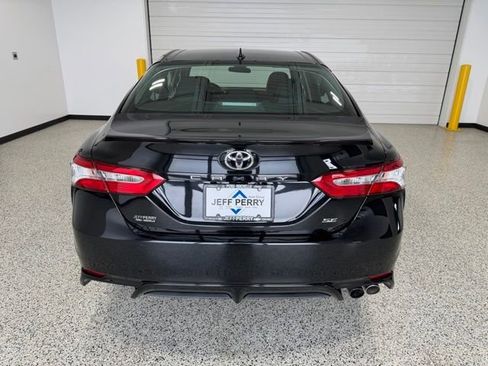 Used 2020 Toyota Camry SE FWD image 4