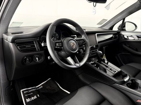 Certified 2026 Porsche Macan AWD/4WD image 4