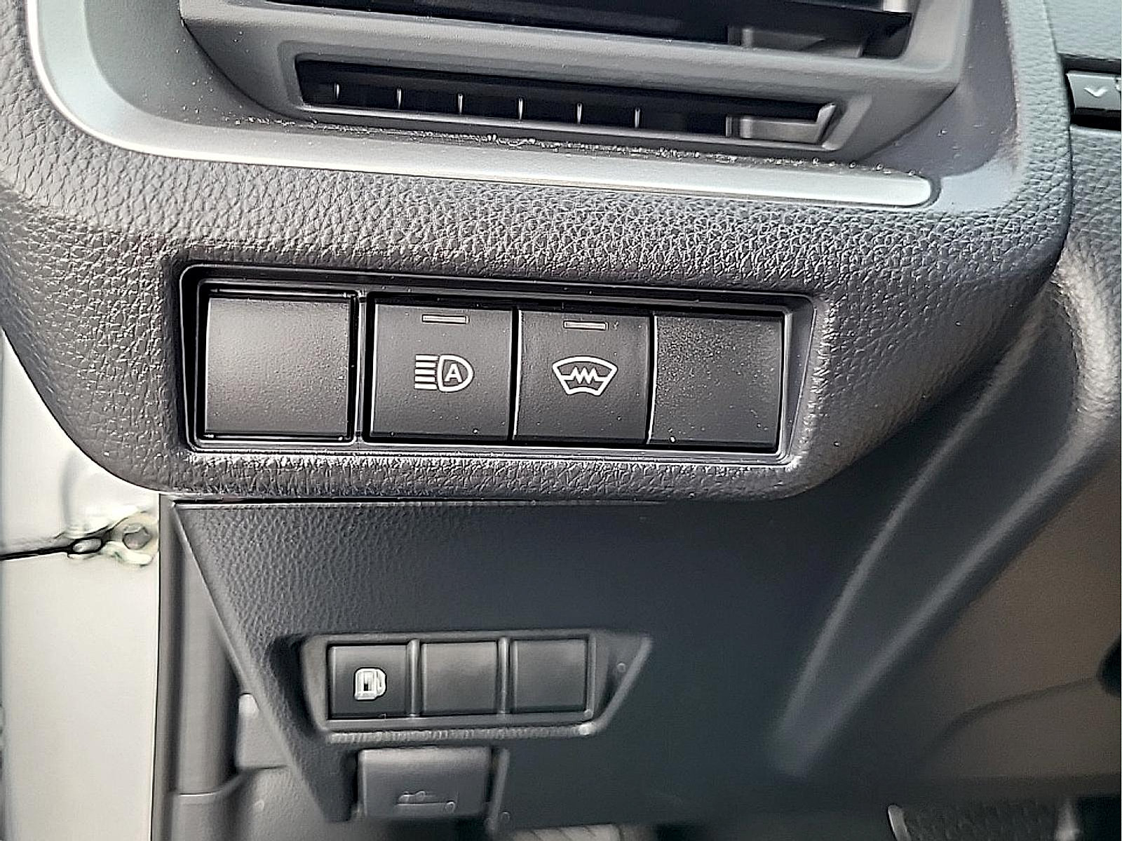 Used 2025 Toyota Prius LE FWD image 21