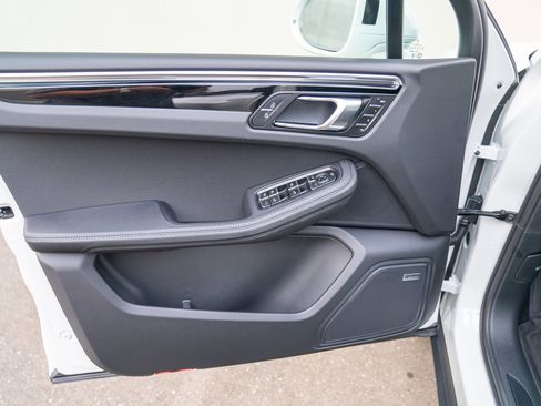 Certified 2025 Porsche Macan image 10