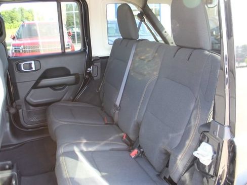 Used 2025 Jeep Wrangler Unlimited Sahara AWD/4WD image 30