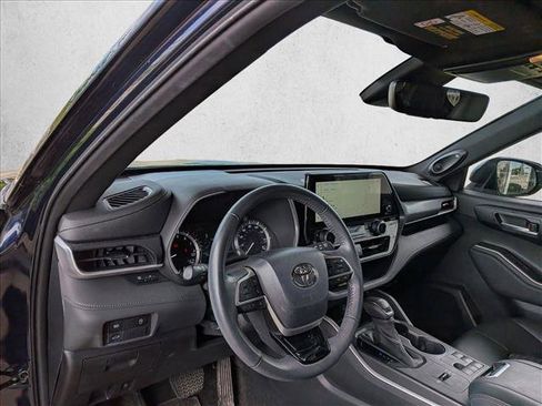 Used 2023 Toyota Highlander XSE FWD image 9